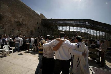 Εβραίοι και Μουσουλμάνοι αναστηλώνουν το «τείχος της οργής».