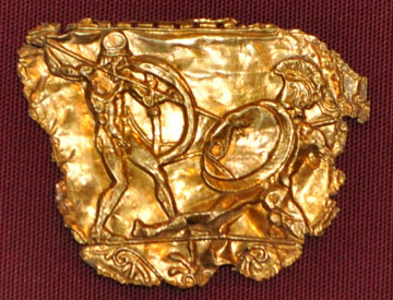 Παράσταση μονομαχίας σε φύλλο χρυσού που παρουσιάζεται στην έκθεση του Μουσείου Ashmolean.