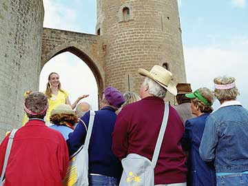 «Μαϊμού» ξεναγοί στους αρχαιολογικούς χώρους της Κρήτης