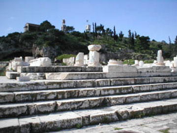 «Φτερά» έκαναν 60 αρχαία αντικείμενα στην Ελευσίνα