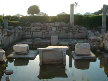 Άποψη του ναού του Απόλλωνα στη Βουλιαγμένη