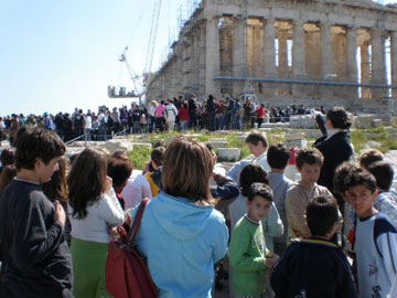 Επίσκεψη μαθητών στην Ακρόπολη-Ανοιχτά στο κοινό τα μνημεία με την πρόσληψη φυλάκων