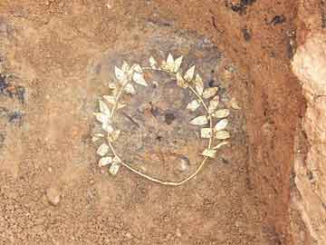 Ένα από τα χρυσά στεφάνια που αποκαλύφθηκαν στο αρχαίο νεκροταφείο, στην περιοχή του Σιντριβανίου
