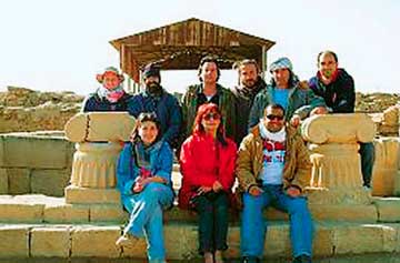 Η Αγγελική Κοτταρίδη (πρώτη σειρά, στο μέσον) με τα μέλη της ελληνικής ερευνητικής ομάδας στο νησάκι Φαλάικα του Περσικού κόλπου