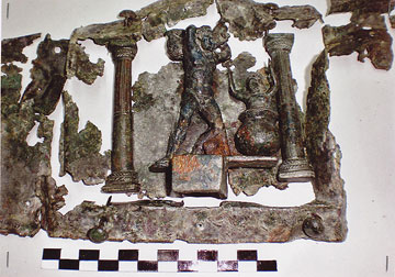 Χάλκινη ολόγλυφη παράσταση με άθλο του Ηρακλή από τη ζωφόρο μάλλον πολεμικού και κυνηγετικού άρματος του 1ου με 2ο αι. μ.Χ.