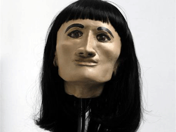 Αιγύπτια 2.300 ετών ξανακοιτάζει τους θαυμαστές της στα μάτια