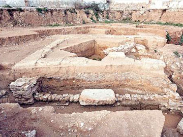 Αρχαίος βωμός στα Μακρά Τείχη του Μοσχάτου