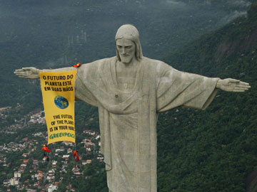 Διαδηλώνοντας στα μνημεία