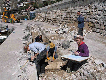 Σημαντικά ευρήματα από τις ανασκαφές στο αρχαίο λιμάνι της Ζέας