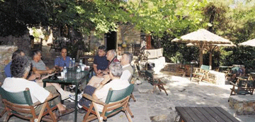 Στη δροσιά των μνημείων