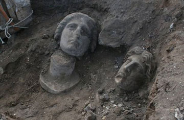 Κεφάλια θεών βρέθηκαν στο χώμα