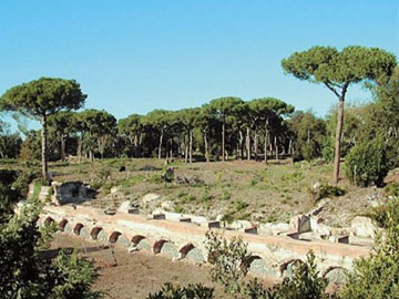 Μίνι Κολοσσαίο με μαρμάρινες τουαλέτες