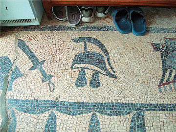 Ασυνήθιστη συνύπαρξη ανθρώπων και μνημείου στη Χώρα της Σερίφου