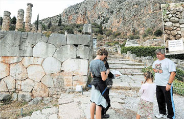 Βρέχει βράχους στους Δελφούς