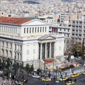 Όχι στην τοποθέτηση κιγκλιδώματος στο Δημοτικό θέατρο Πειραιά