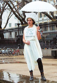 Μια ζωντανή Καρυάτιδα διαδηλώνει έξω από το Βρετανικό Μουσείο