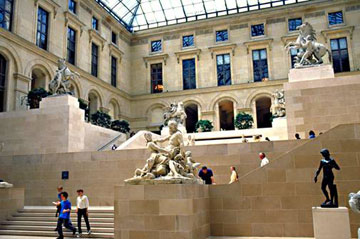 Δυο αγάλματα από το Μουσείο του Λούβρου ζητεί ο δήμος της Σμύρνης
