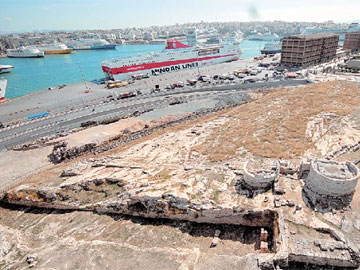 Σε κίνδυνο βρίσκεται η Ηετιώνεια Πύλη του Πειραιά