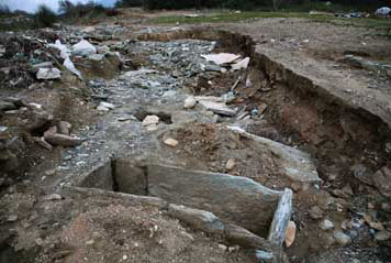 Οι βροχοπτώσεις στη Λάρισα αποκάλυψαν τάφους της ελληνιστικής περιόδου