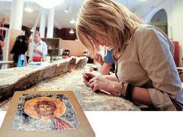 Οι τοιχογραφίες γύρισαν πίσω