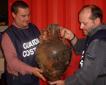 Σπάνιοι ρωμαϊκοί αμφορείς ανασύρονται από βυθισμένη γαλέρα