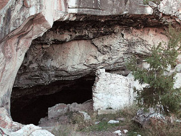 Η Μήδεια κρύβεται στη σπηλιά του Νταβέλη