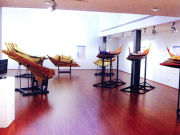 To αρχαίο πλοίο Σάμαινα ταξιδεύει στην Πλάκα