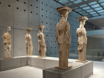 Ετοιµάζεται για… βόλτα και καθαρισµό η Καρυάτιδα