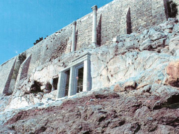 Χορός ευρημάτων κάτω από την Ακρόπολη