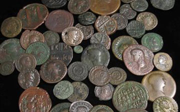 Αρχαία νομίσματα σε πορτ μπαγκάζ αυτοκινήτου