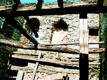 Έρµαια της φθοράς του χρόνου είναι τα αρχοντικά στα Αμπελάκια