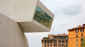 Το μέλλον χτίζεται ενώ το παρελθόν καταρρέει στην Αιώνια Πόλη