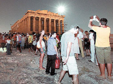 Κοσμοπλημμύρα στους αρχαίους βράχους παρέα με το φεγγάρι