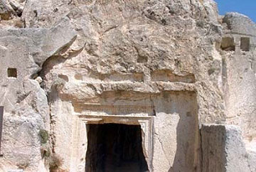 Λαξευτές αίθουσες στο Όρος της Αγ. Θέκλας στη Συρία