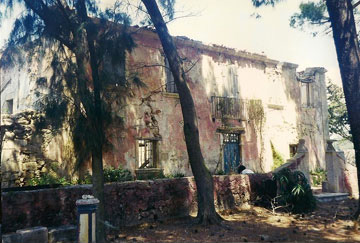 Διώροφη ερειπωμένη κατοικία σχήματος Γ στον Πλατυμπόρο της Κεφαλονιάς, 2000.