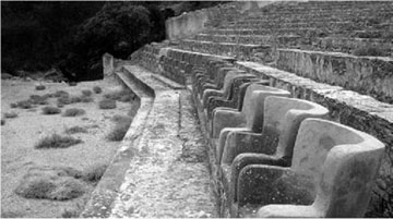 Τρία υπαίθρια θέατρα στη Μακρόνησο