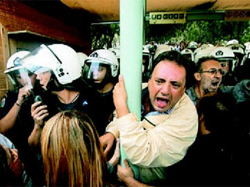 Θύµα η Ελλάδα στη µάχη της Ακρόπολης