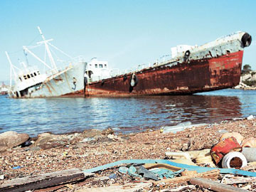 Σκουπίδια και σκουριά εναντίον Σαλαμινομάχων