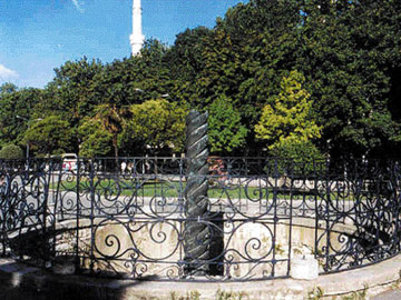 Τρικέφαλος όφις στους Δελφούς