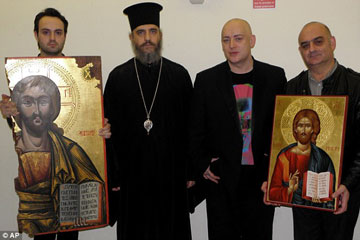 Ο Μπόι Τζορτζ (δεύτερος από δεξιά) παραδίδει την πολύτιµη εικόνα (αριστερά) σε εκπροσώπους της Εκκλησίας της Κύπρου.