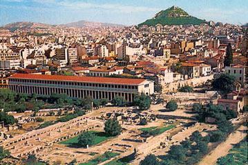 Άποψη της Αρχαίας Αγοράς με τη Στοά του Αττάλου να δεσπόζει στον χώρο. 