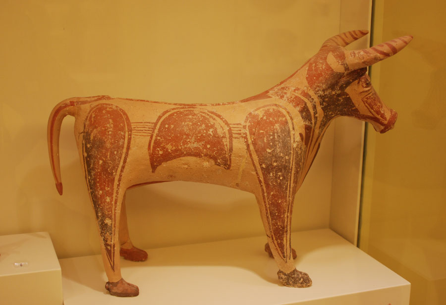 Ειδώλιο ταύρου από το Αρχαιολογικό Μουσείο Ηρακλείου.