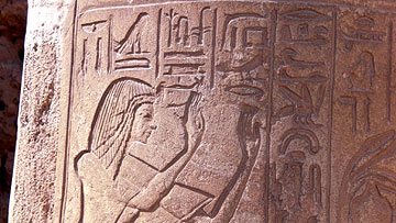 Ο Χορεμχέμπ ως ευγενής στον τάφο του στη Σακάρα. Ο ουραίος στο μέτωπό του προστέθηκε όταν ο ευγενής έγινε φαραώ