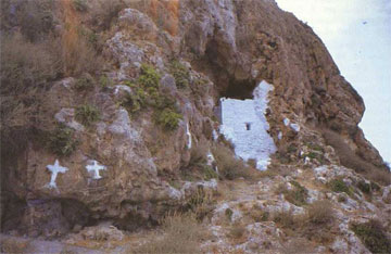Η εκκλησία του Αγίου Αθανασίου του Αθωνίτη, μέσα στη σπηλιά.