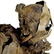 Μούμιες, με τα χέρια σε στάση προσευχής