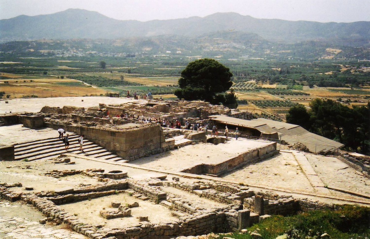 Η πεδιάδα της Μεσαράς με τα ερείπια του ανακτόρου της Φαιστού σε πρώτο πλάνο. 