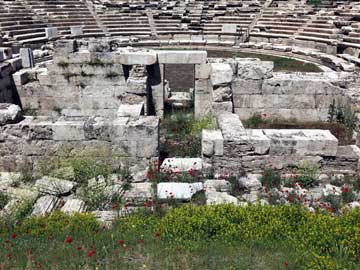 Παρέμβαση στο αρχαίο θέατρο της Λάρισας