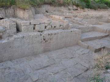 Τμήμα του τείχους της αρχαίας Κορίνθου.