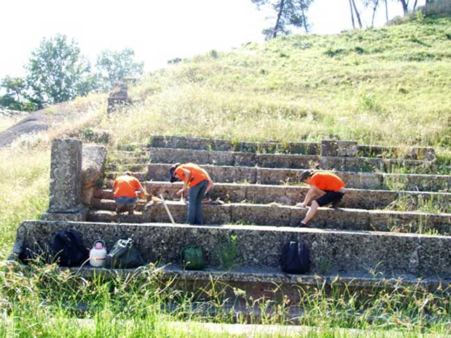 Εθελοντές αναδεικνύουν το αρχαίο θέατρο Μεγαλόπολης