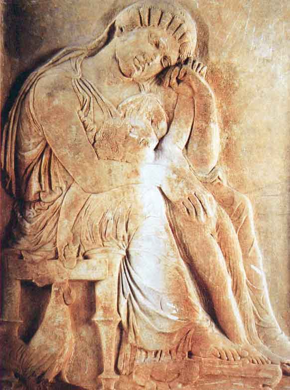 Επιτύμβια στήλη του 5ου αι. π.Χ. με ανάγλυφη παράσταση μητέρας με το παιδί της, που βρέθηκε στην Πύδνα. Αρχαιολογικό Μουσείο Δίου.